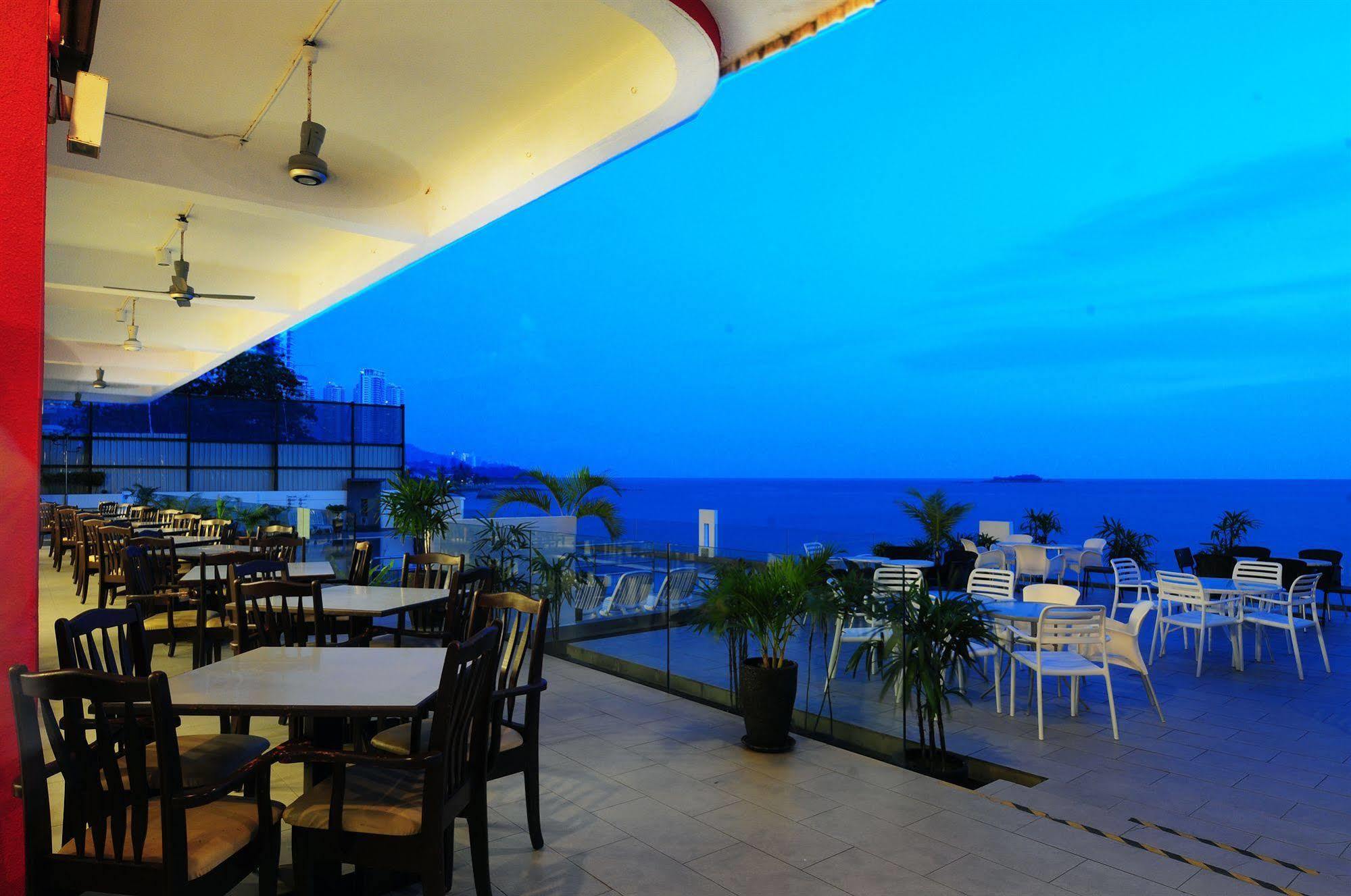 Hotel Sentral Seaview @ ​Beachfront Tanjung Bungah  Buitenkant foto